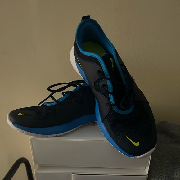 Nikes Size 6Y Bright blue/Navy/Yellow brand new - Picture 2 of 3